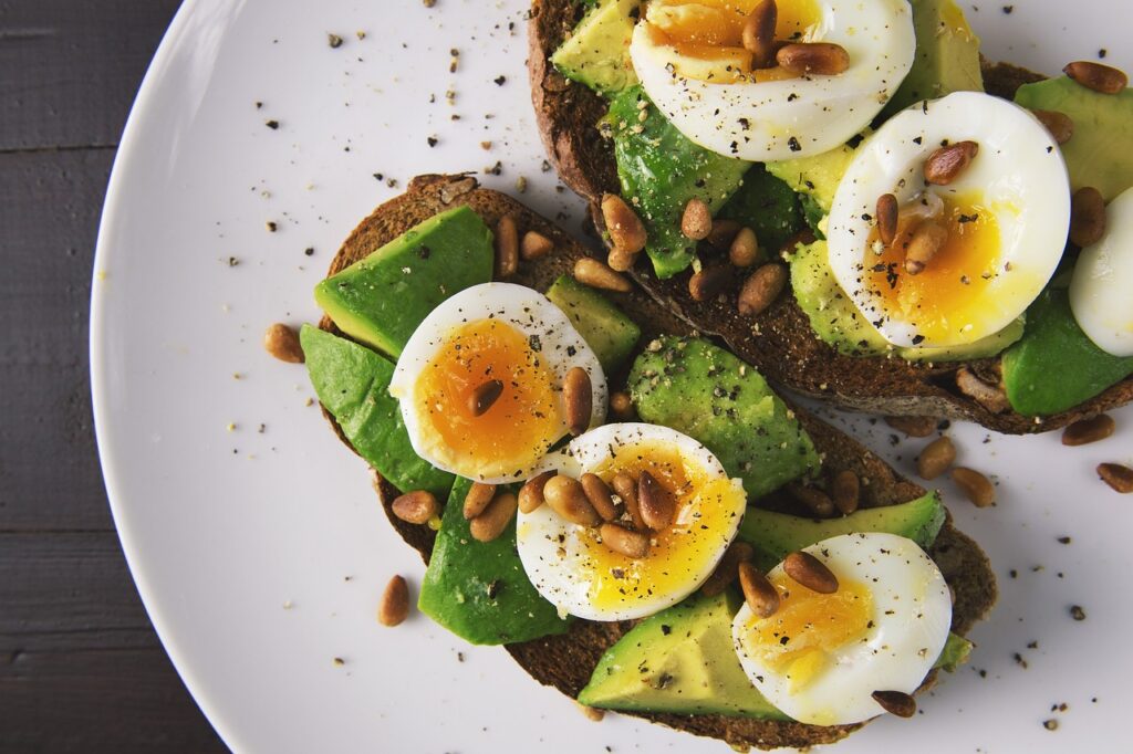 gezonde vetzuren in voeding met avocado, noten en zaden