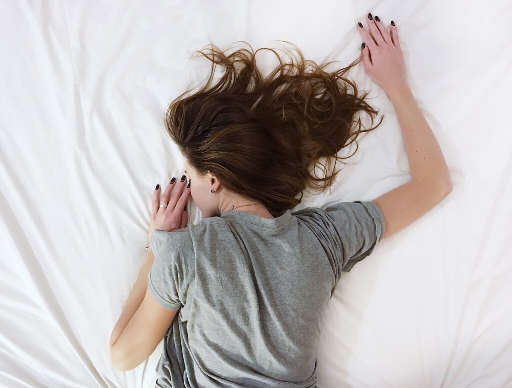 Vrouw met slapeloosheid die in bed ligt